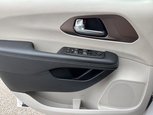 2023 Chrysler Voyager LX FWD