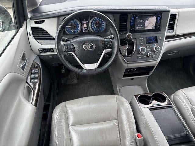 2017 Toyota Sienna XLE FWD 8-Passenger (Natl)