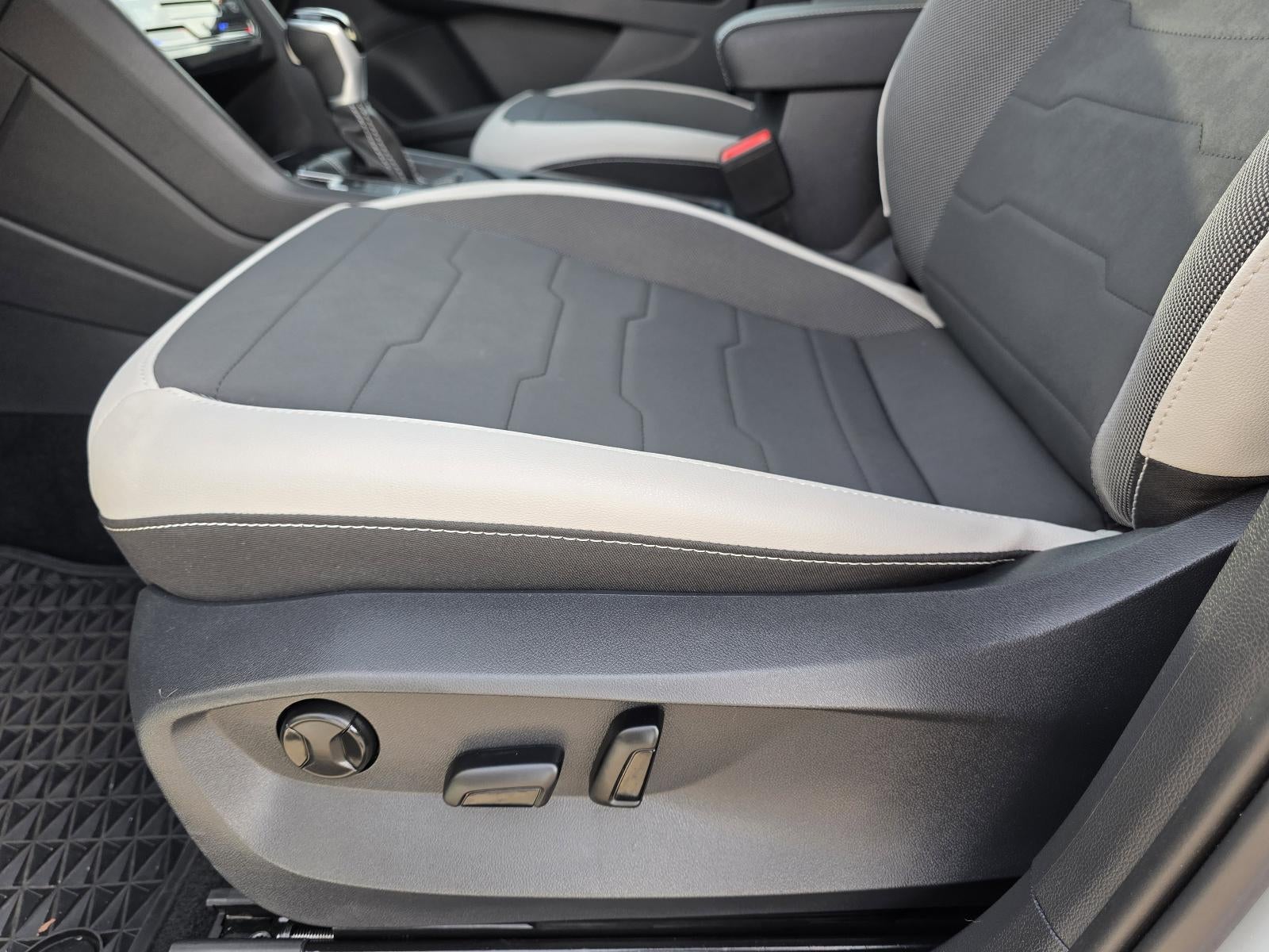 2025 Volkswagen Taos SE FWD