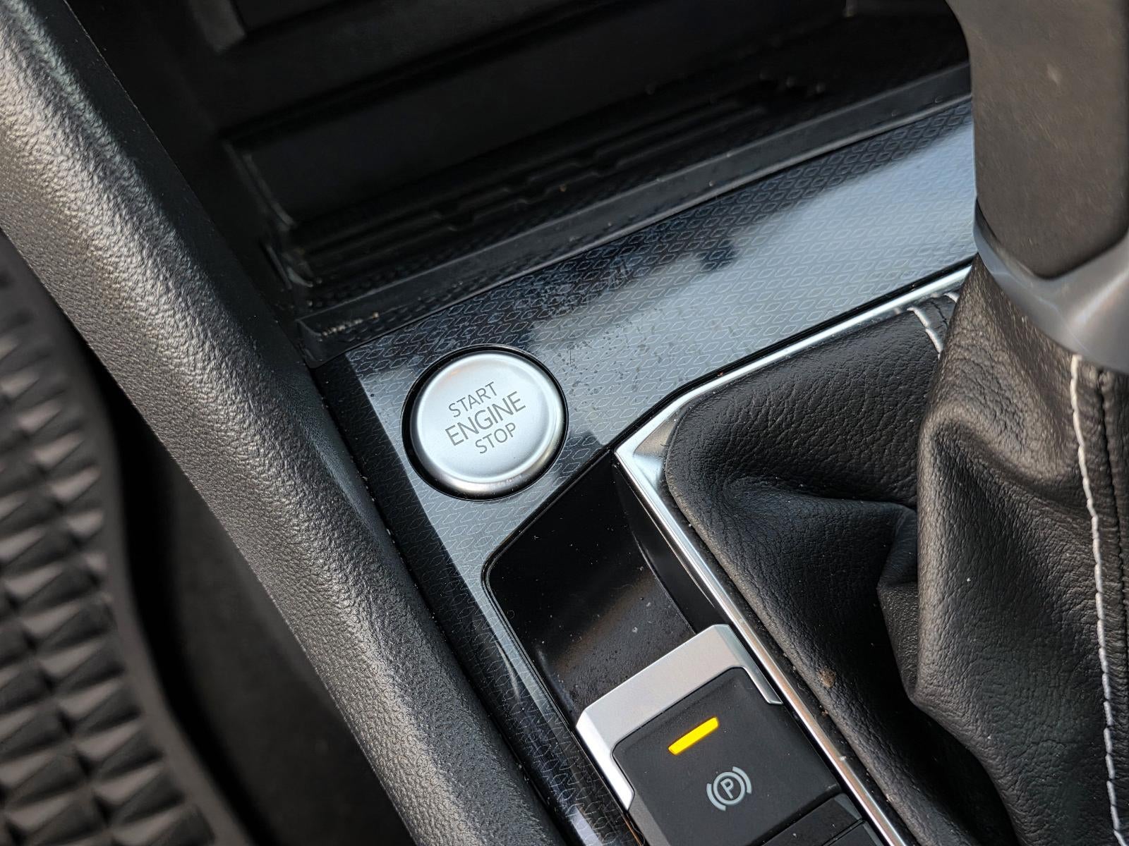 2025 Volkswagen Taos SE FWD