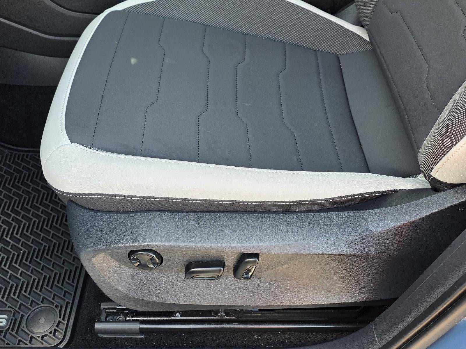 2025 Volkswagen Taos SE FWD