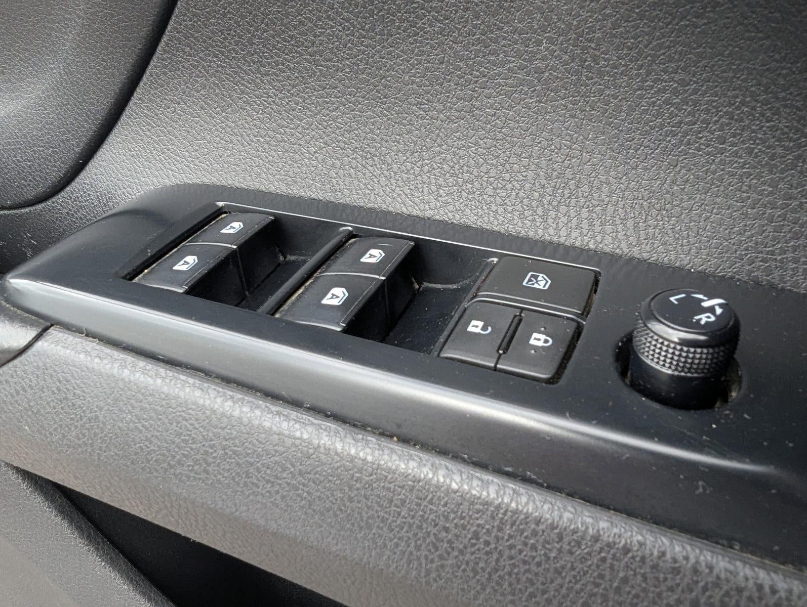 2020 Toyota Camry SE Auto (SE)