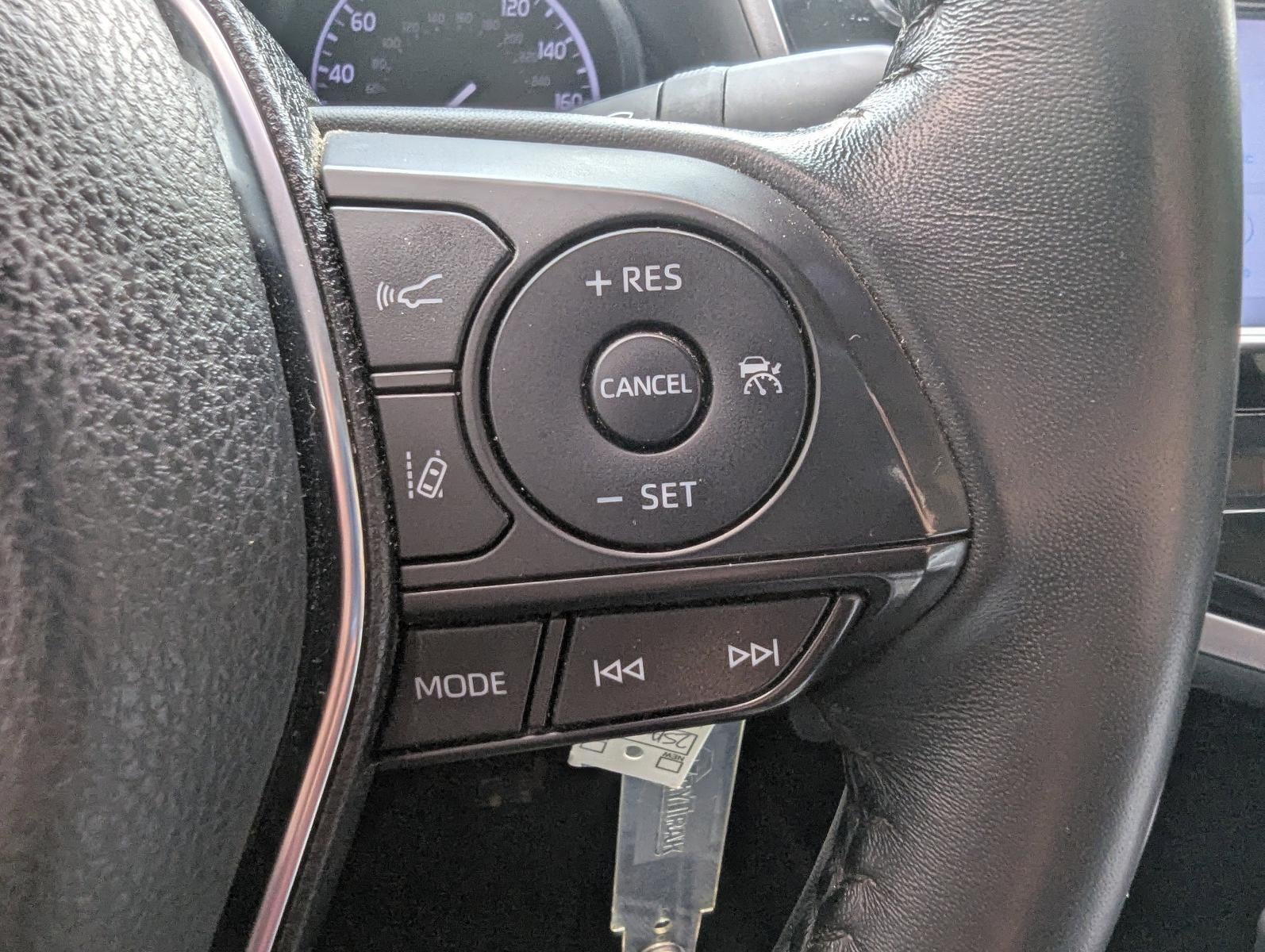 2020 Toyota Camry SE Auto (SE)