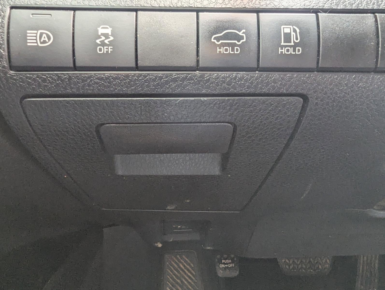 2020 Toyota Camry SE Auto (SE)