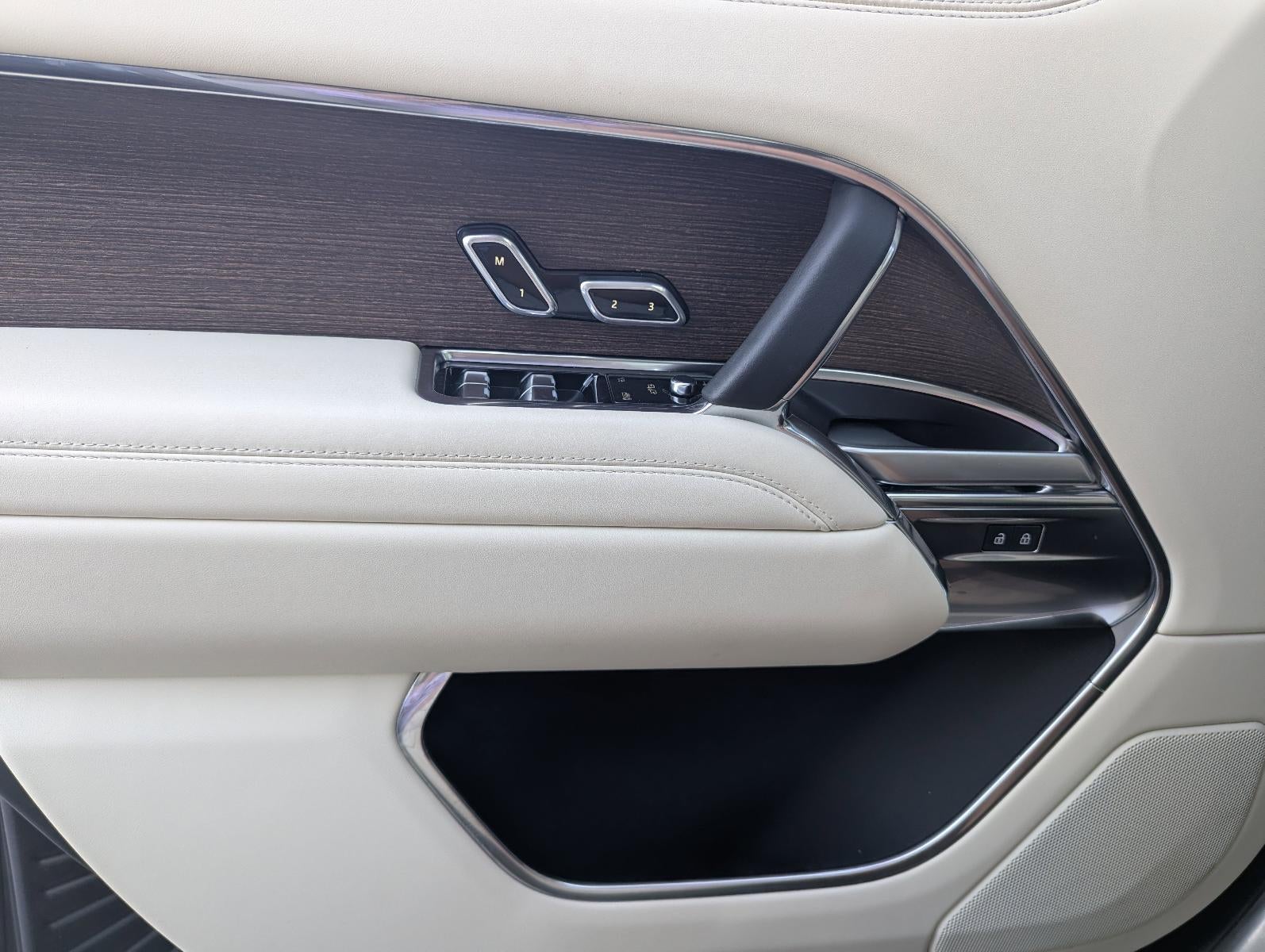 2025 Land Rover Range Rover P550e SE SWB